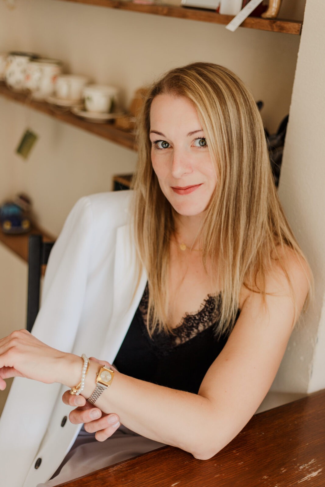 elegancka kobieta nauczająca języka niemieckiego, pomagająca przełamać barierę językową