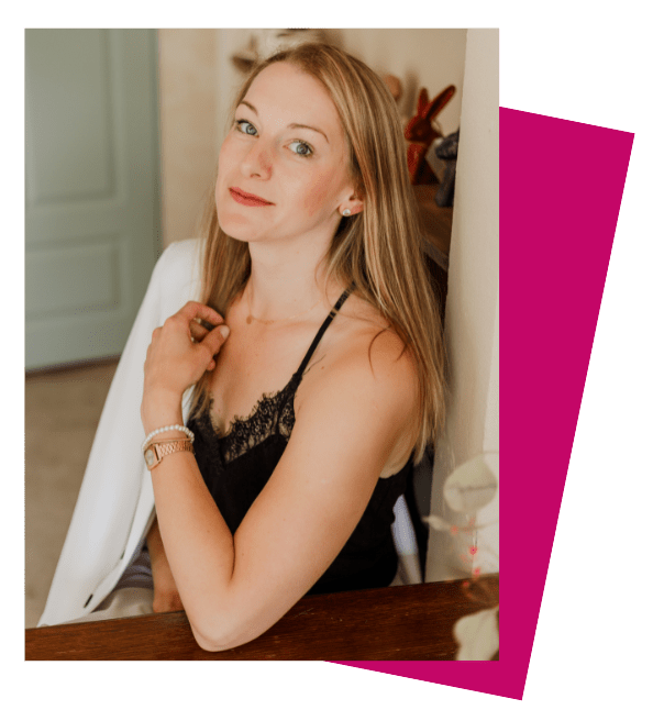 kobieta na różowym tle, pomagająca otworzyć się i zacząć mówić w obcym języku